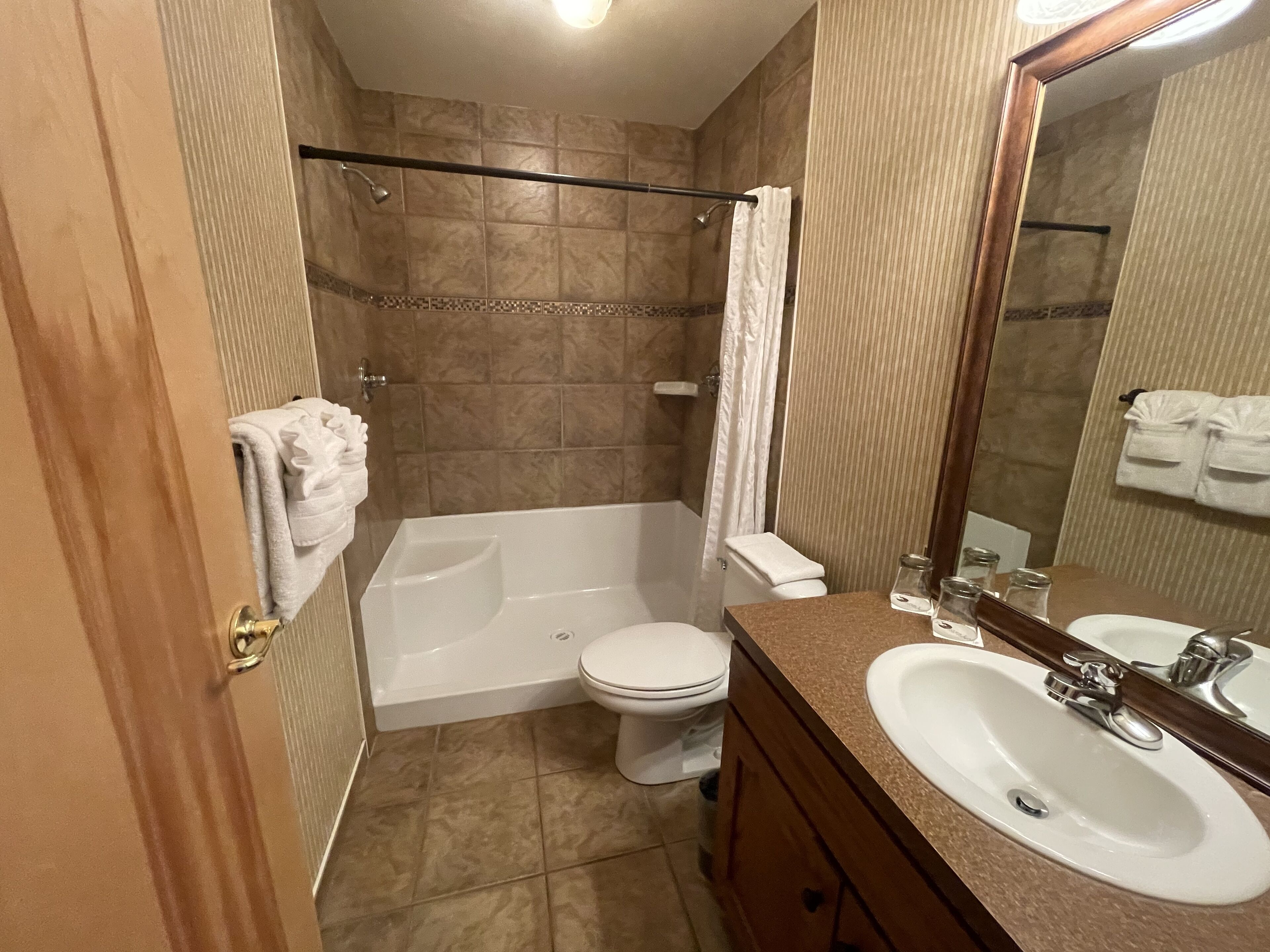 suite, jetted tub | bathroom | free toiletries, hair dryer, towels
