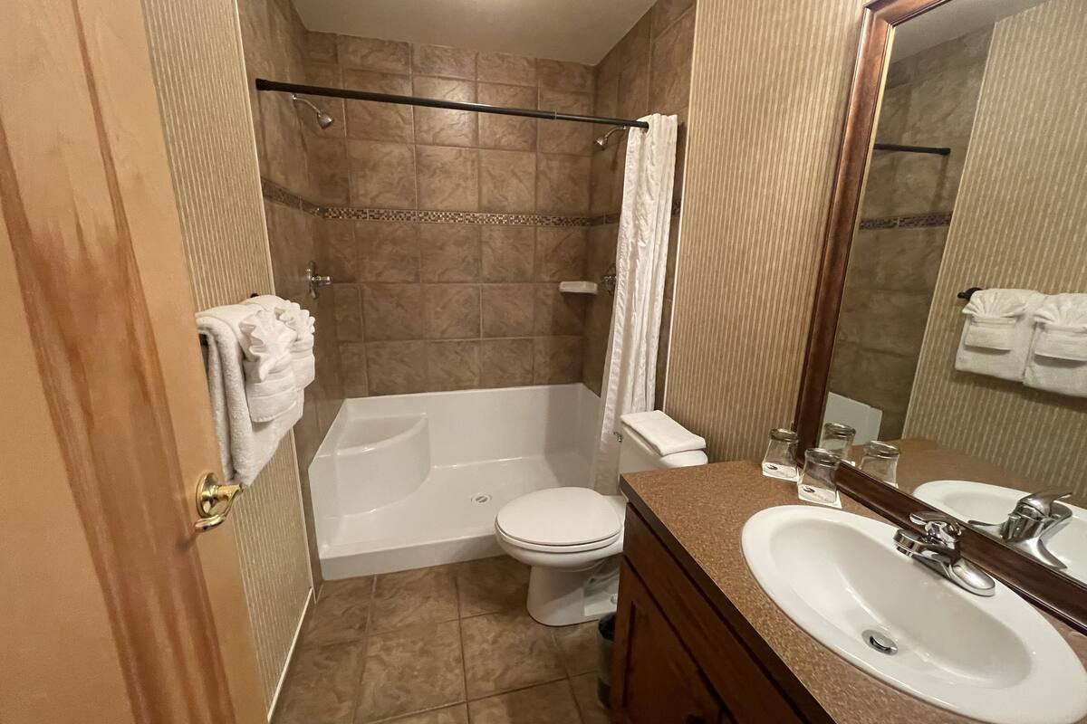 suite, jetted tub | bathroom | free toiletries, hair dryer, towels