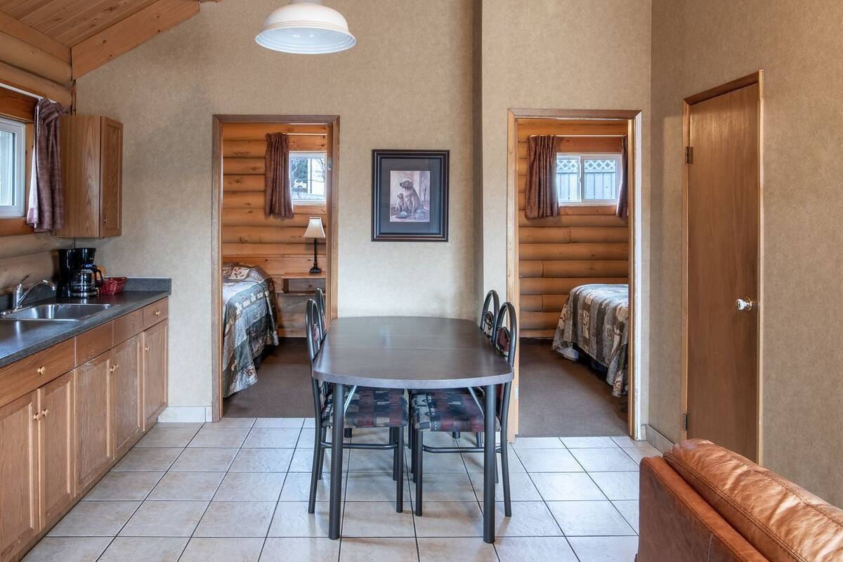 traditional cabin, 2 bedrooms, kitchen | 1 bedroom, iron/ironing board, free cots/infant beds, free wifi