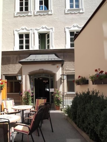 Parco della struttura. Hotel Schwarzes Rössl