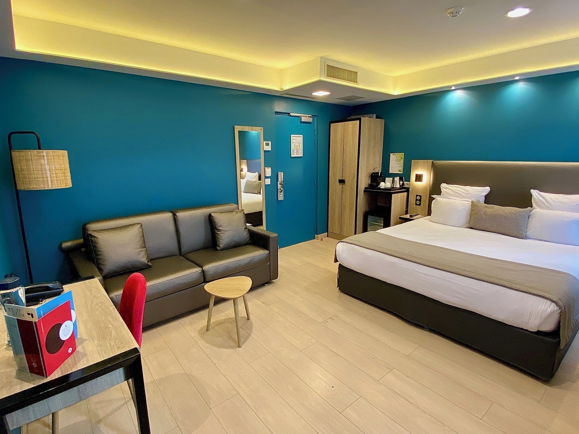 Camas Select Comfort, caja de seguridad en la habitación y escritorio 