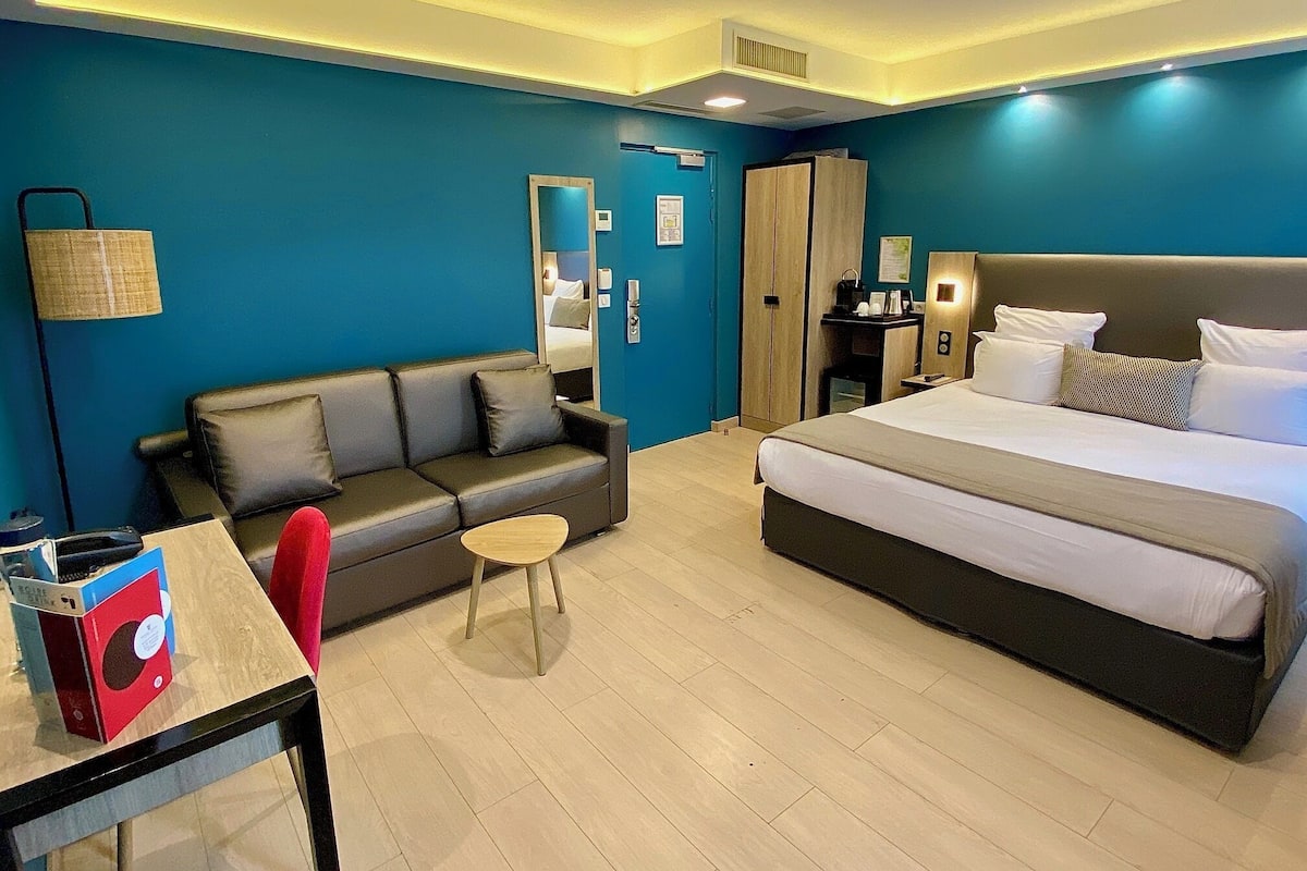 Colchones Select Comfort y caja de seguridad en la habitación