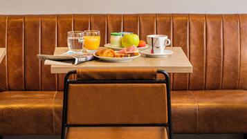 Daily cooked-to-order breakfast (EUR 14 per person)