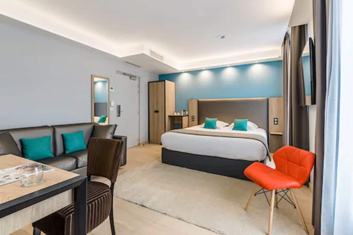 Select Comfort beds, in-room safe, desk, laptop workspace