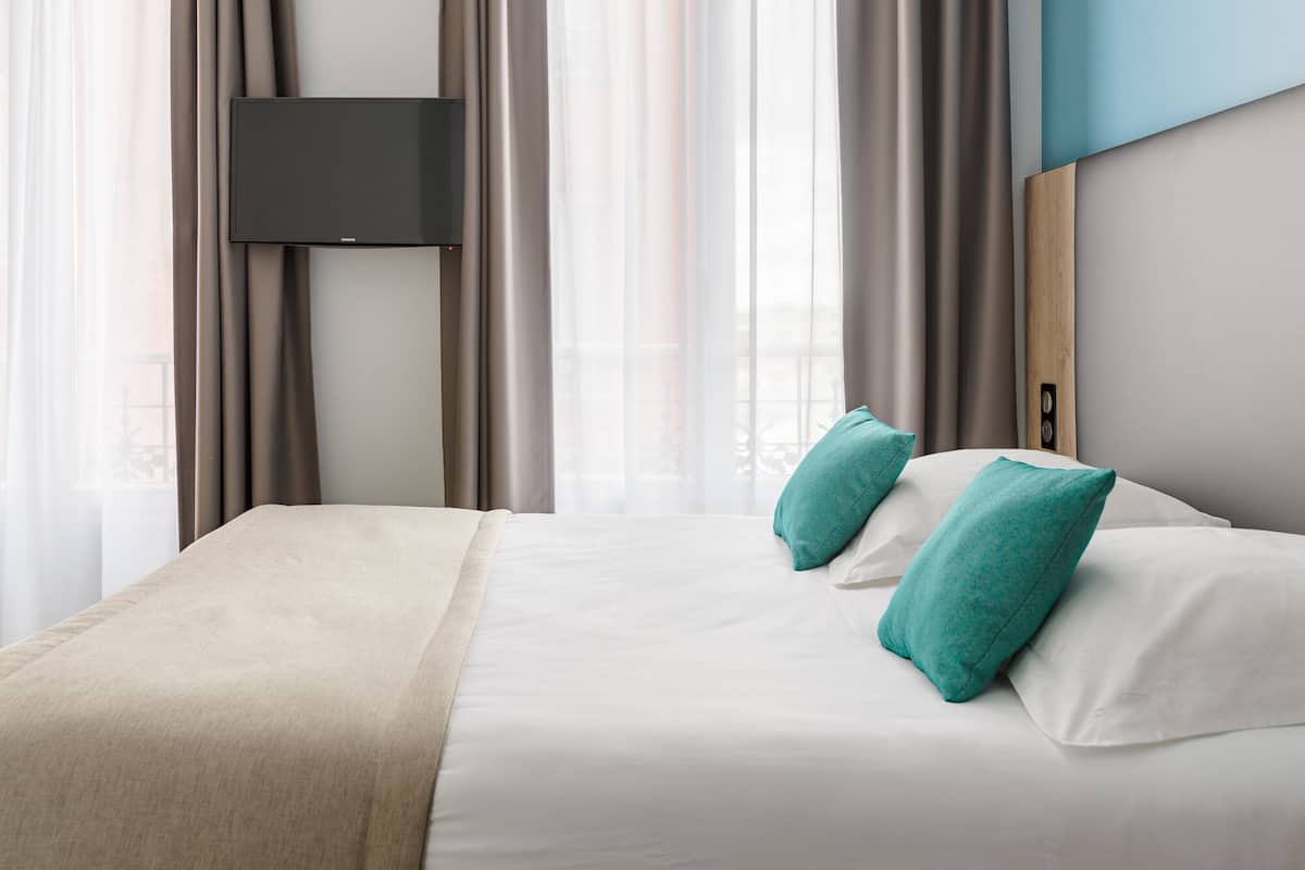 double room | select comfort beds, in-room safe, desk, laptop workspace