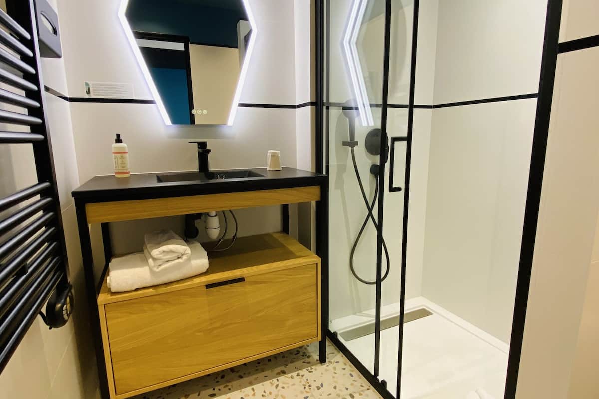 2 connecting rooms (3 pax) | bathroom | shower, free toiletries, hair dryer, towels