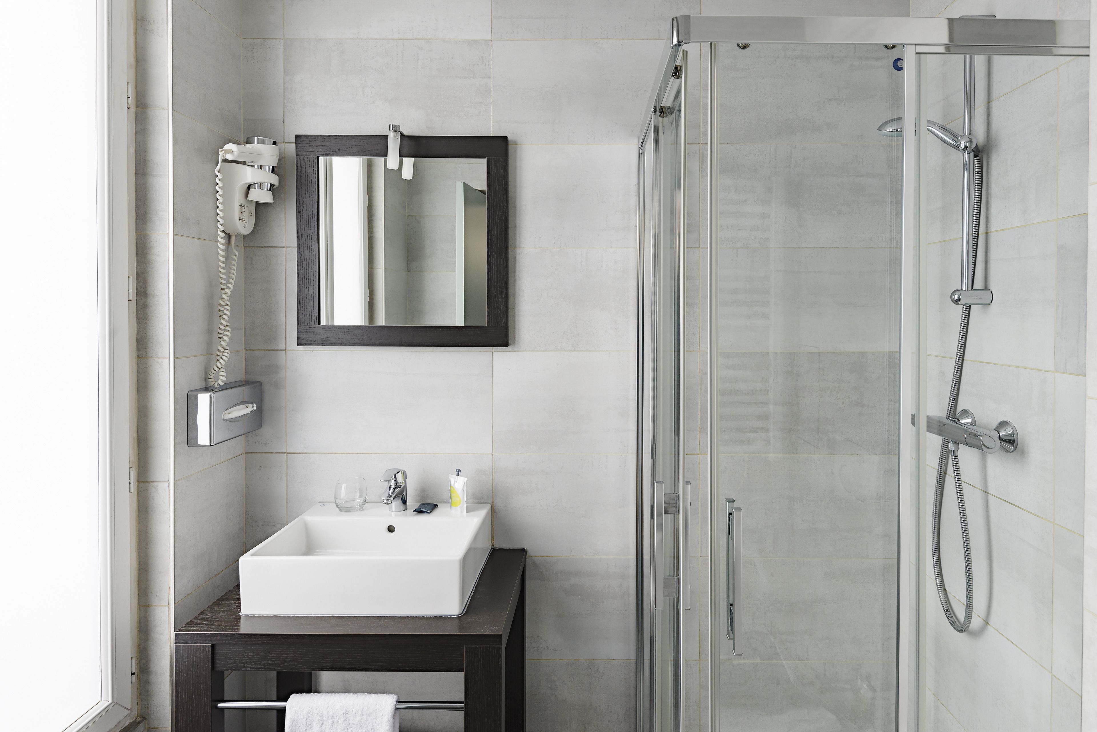 shower, free toiletries, hair dryer, towels