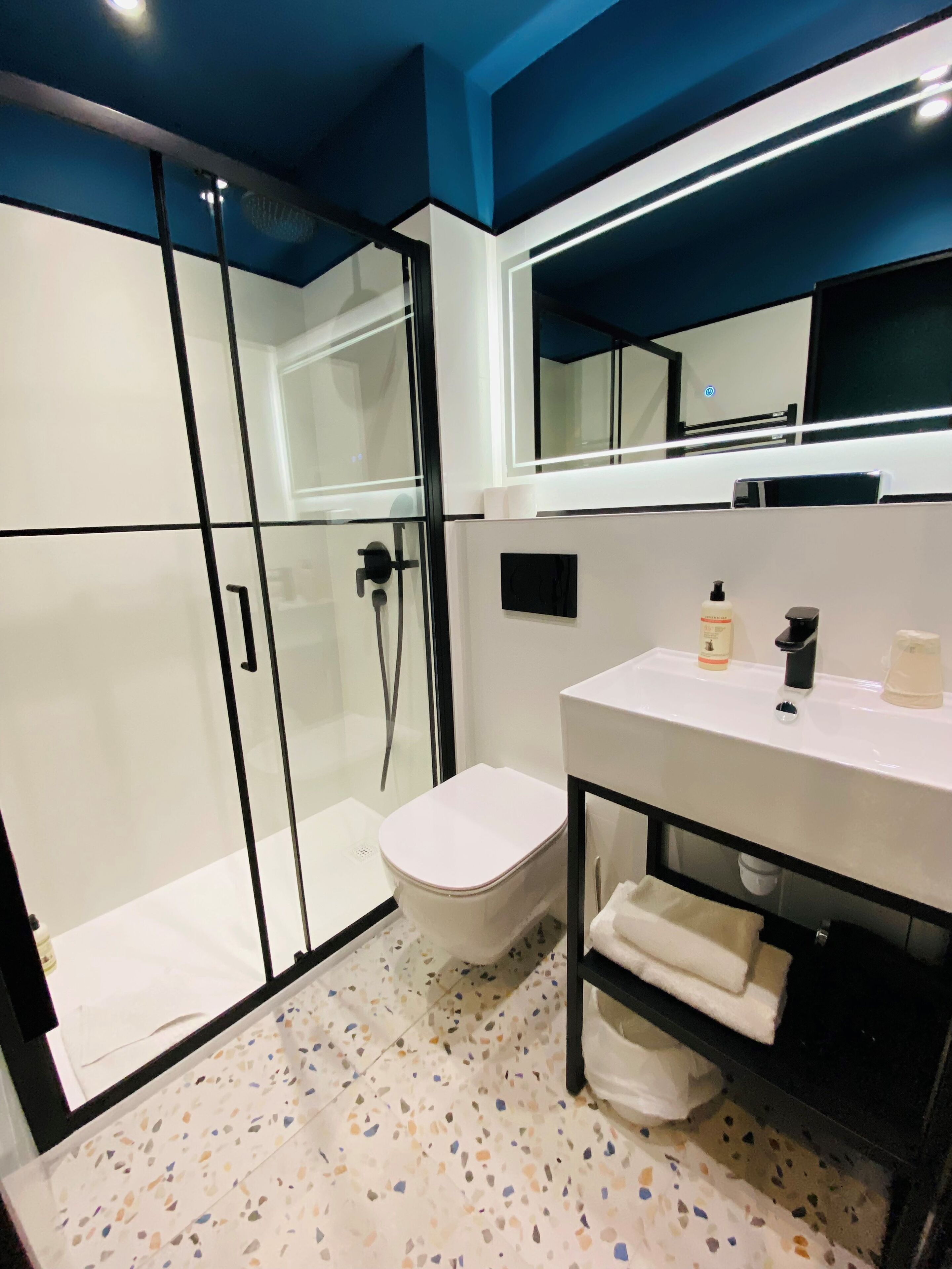 standard single room | bathroom | shower, free toiletries, hair dryer, towels