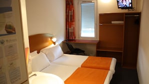 A hotel room with two beds, a desk, a television, and a window with blinds. - Hotel Quick Palace - Bourg Les Valence (Bourg-les-Valence)