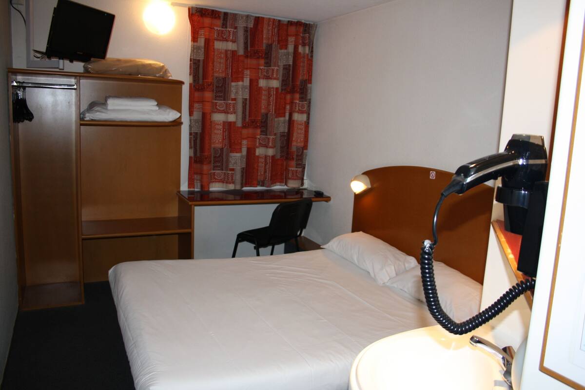 Standard Double Room | Desk, blackout curtains, soundproofing, free WiFi