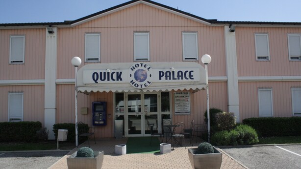 A pink building with a sign that reads "Quick Hotel Palace." - Hotel Quick Palace - Bourg Les Valence (Bourg-les-Valence)