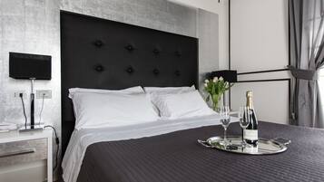 Minibaari, tallelokero huoneessa, työpöytä