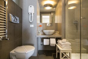 Ducha, artículos de higiene personal gratuitos, secador de pelo y bidé