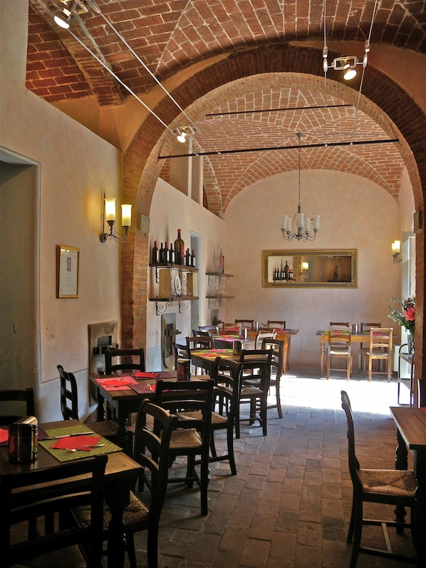 Tägliches Frühstücksbuffet (18 EUR pro Person)