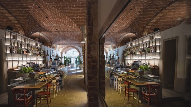 A restaurant with brick ceilings, glass bar counters, and multiple seating areas. - Borgo Di Colleoli Resort (Palaia)