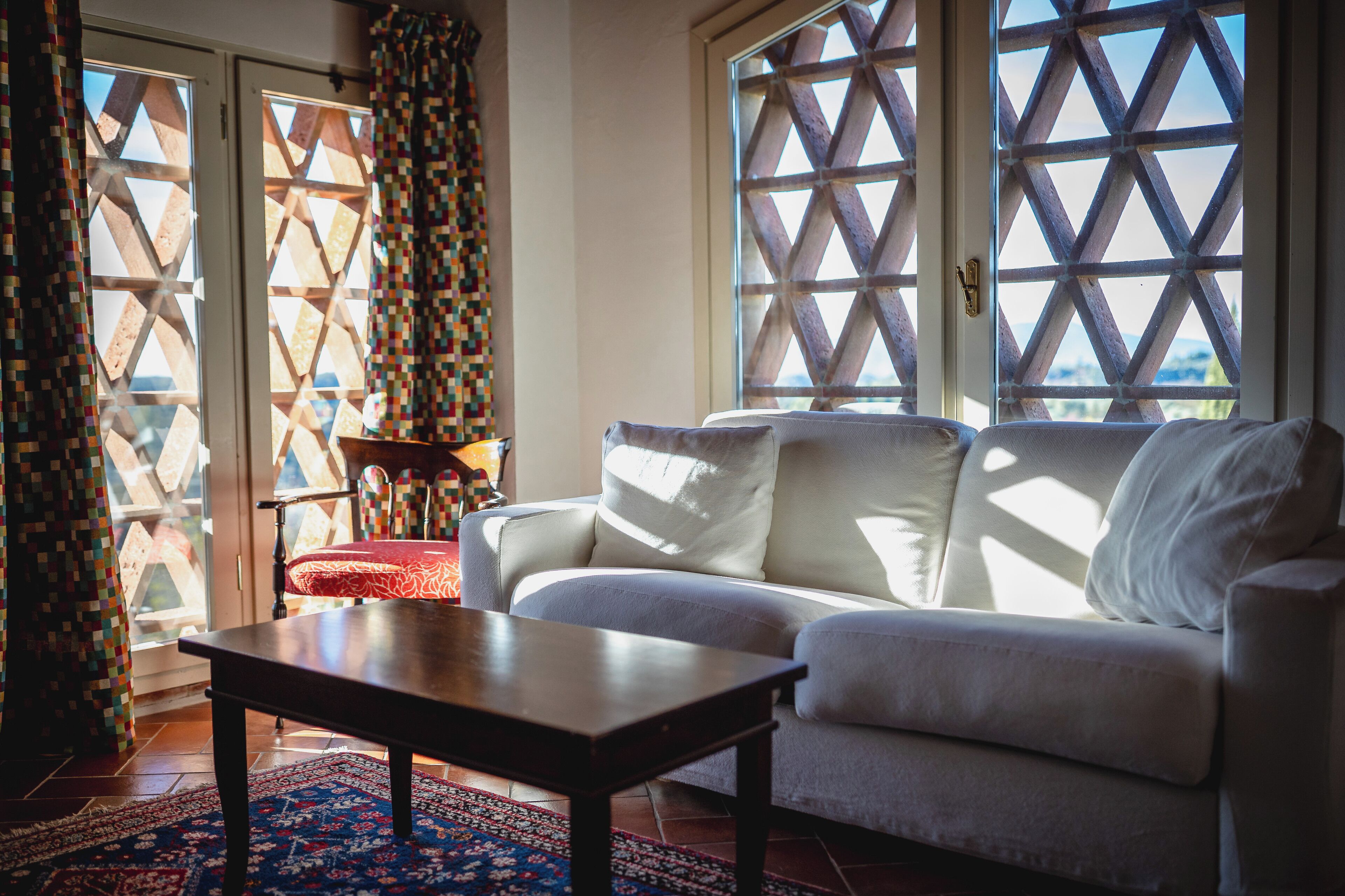 Apartamento Deluxe | Zona de estar | Televisión de 32 pulgadas con canales por satélite