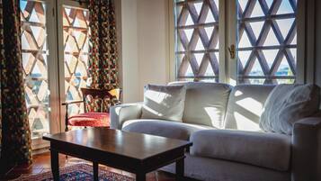 Apartamento Deluxe | Zona de estar | Televisión de 32 pulgadas con canales por satélite