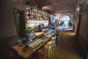 Petit déjeuner buffet servi tous les jours en supplément