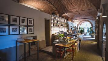 Un restaurant avec des plafonds en briques, un bar et des tableaux encadrés aux murs.