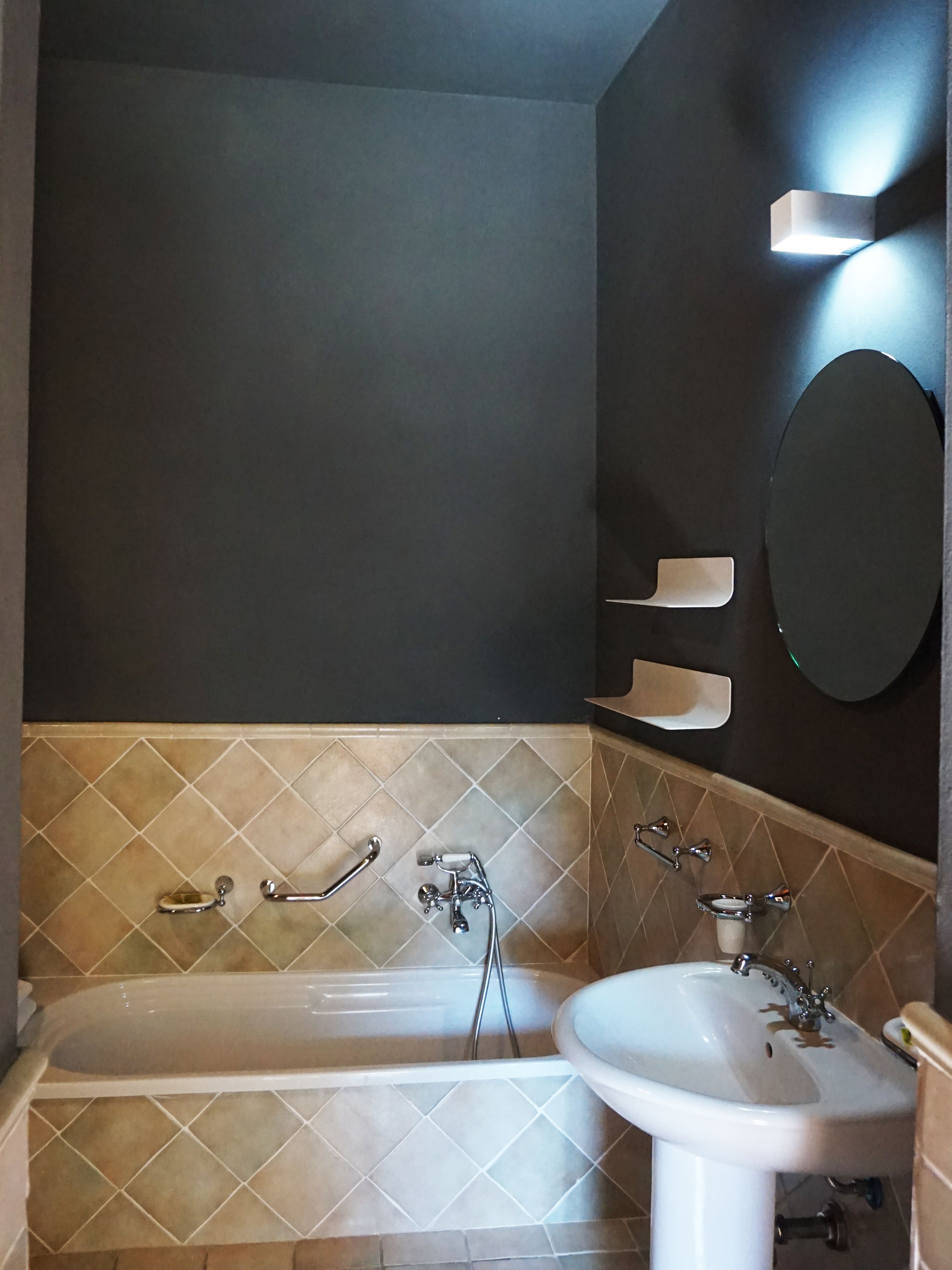 appartamento bilocale | bathroom | shower, hair dryer, towels