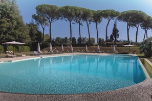 2 albercas al aire libre, sombrillas en la alberca y camastros 