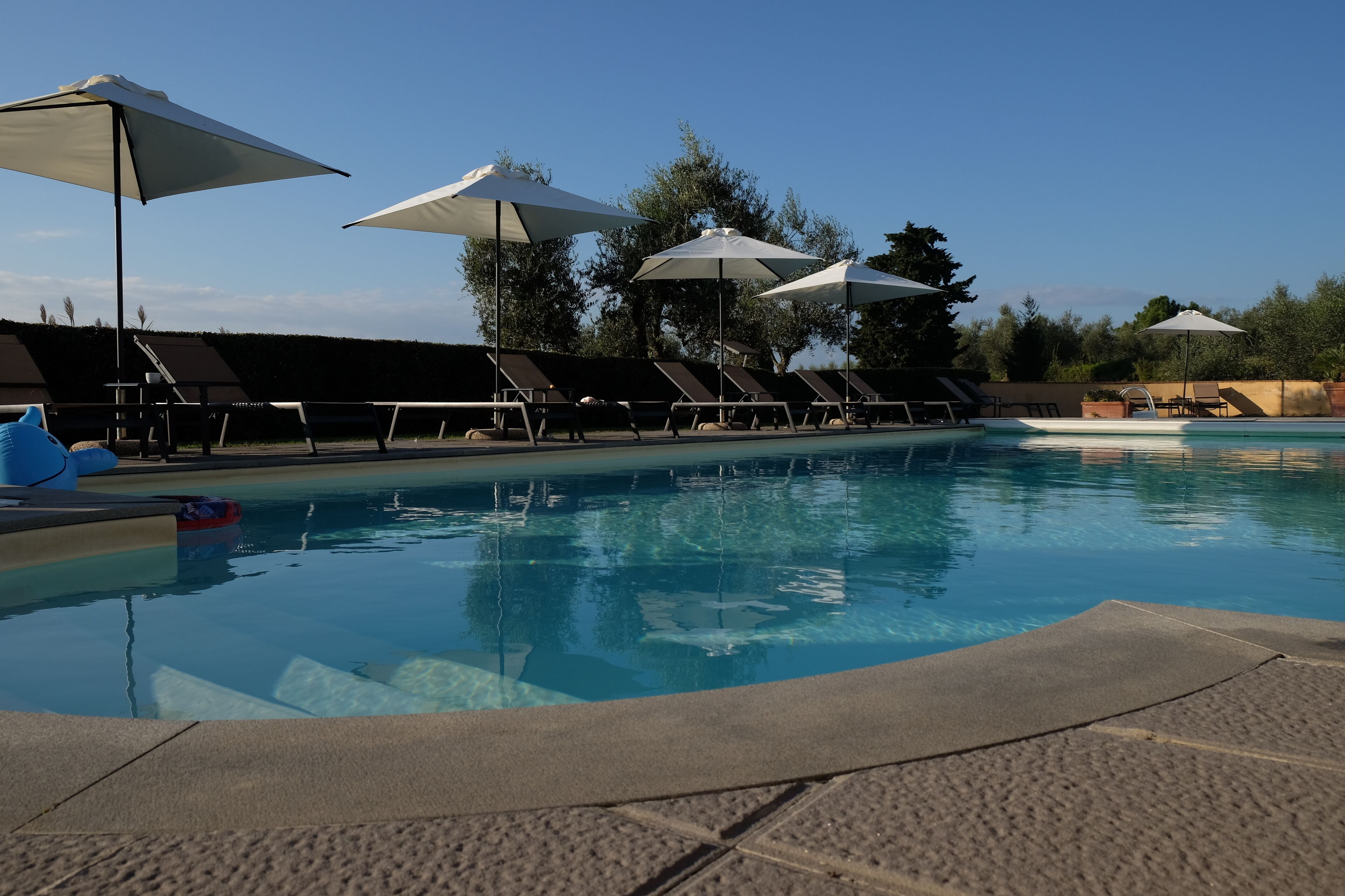 2 piscine all'aperto, ombrelloni da piscina, lettini
