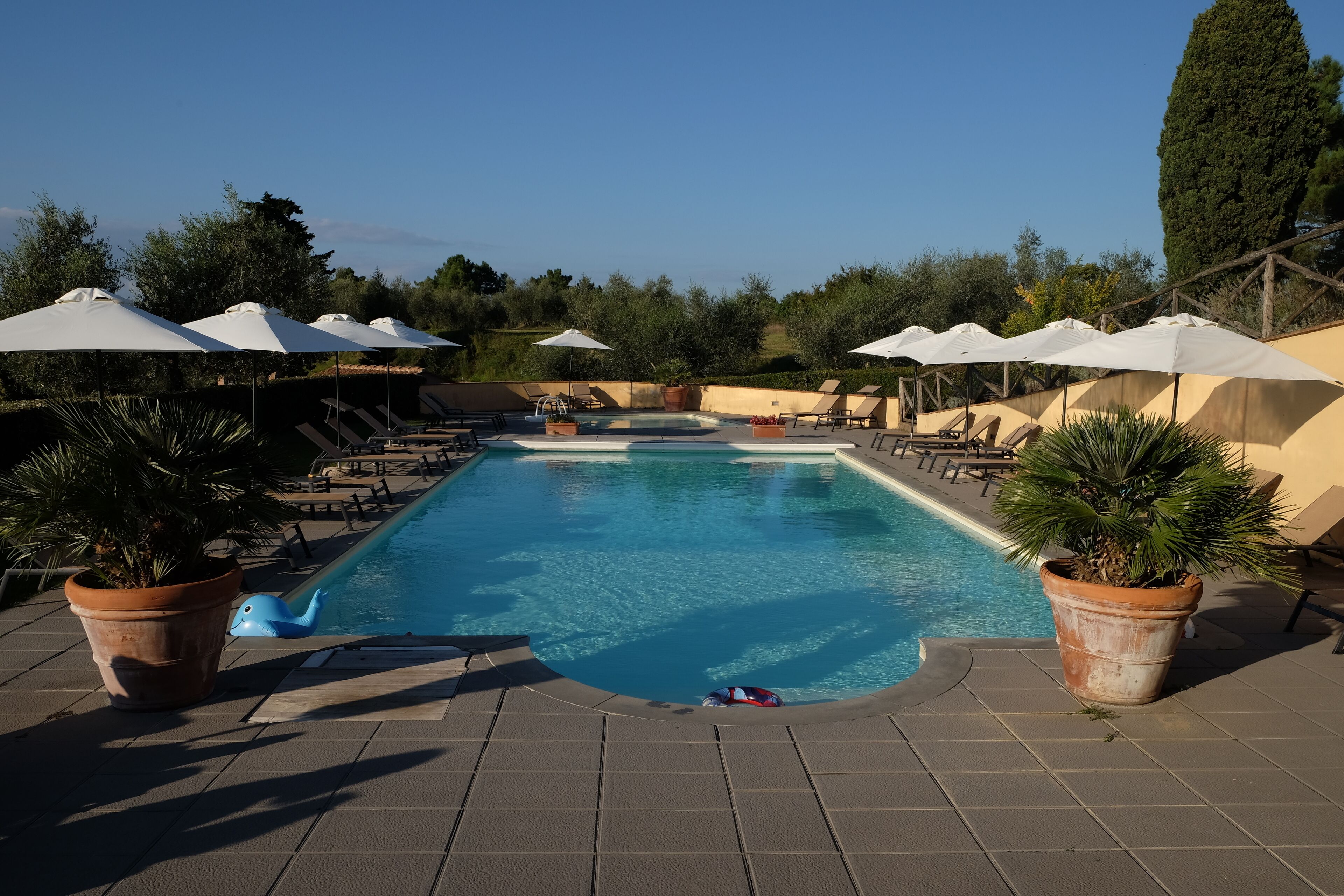2 piscines extérieures, parasols de plage, chaises longues