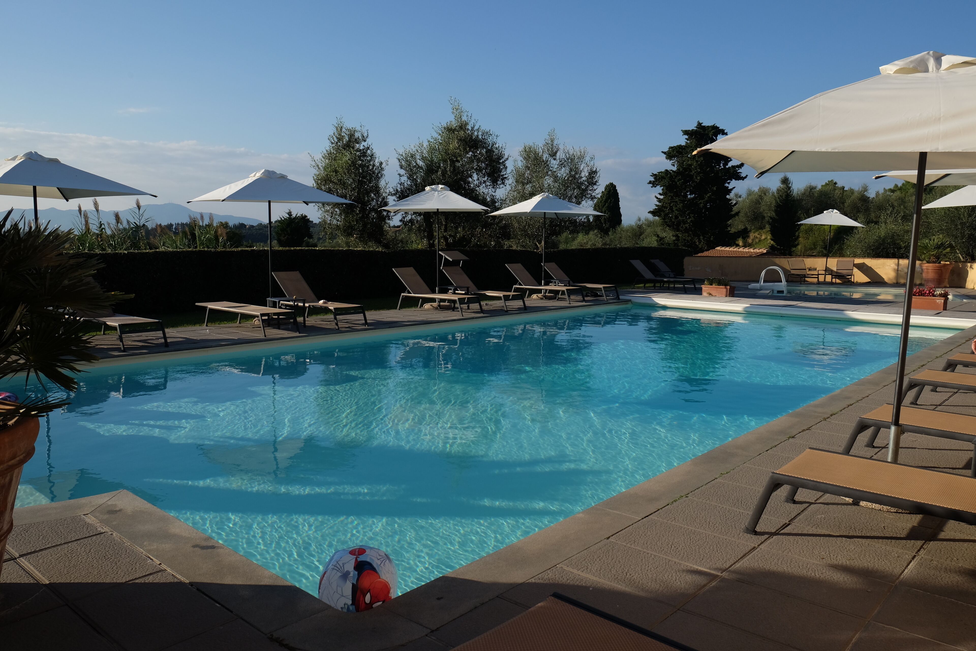 2 Außenpools, Sonnenschirme, Liegestühle