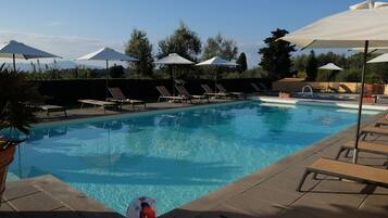 2 Außenpools, Sonnenschirme, Liegestühle