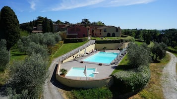 2 piscine all'aperto, ombrelloni da piscina, lettini