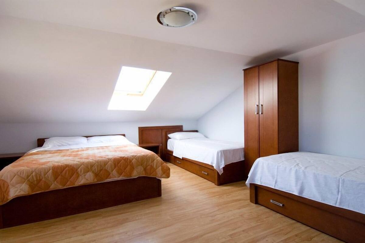 Suite, balcón, vistas al mar | Colchones con acolchado adicional, minibar, caja fuerte y escritorio