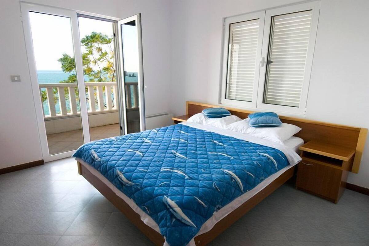 Habitación doble, balcón, vistas al mar | Colchones con acolchado adicional, minibar, caja fuerte y escritorio
