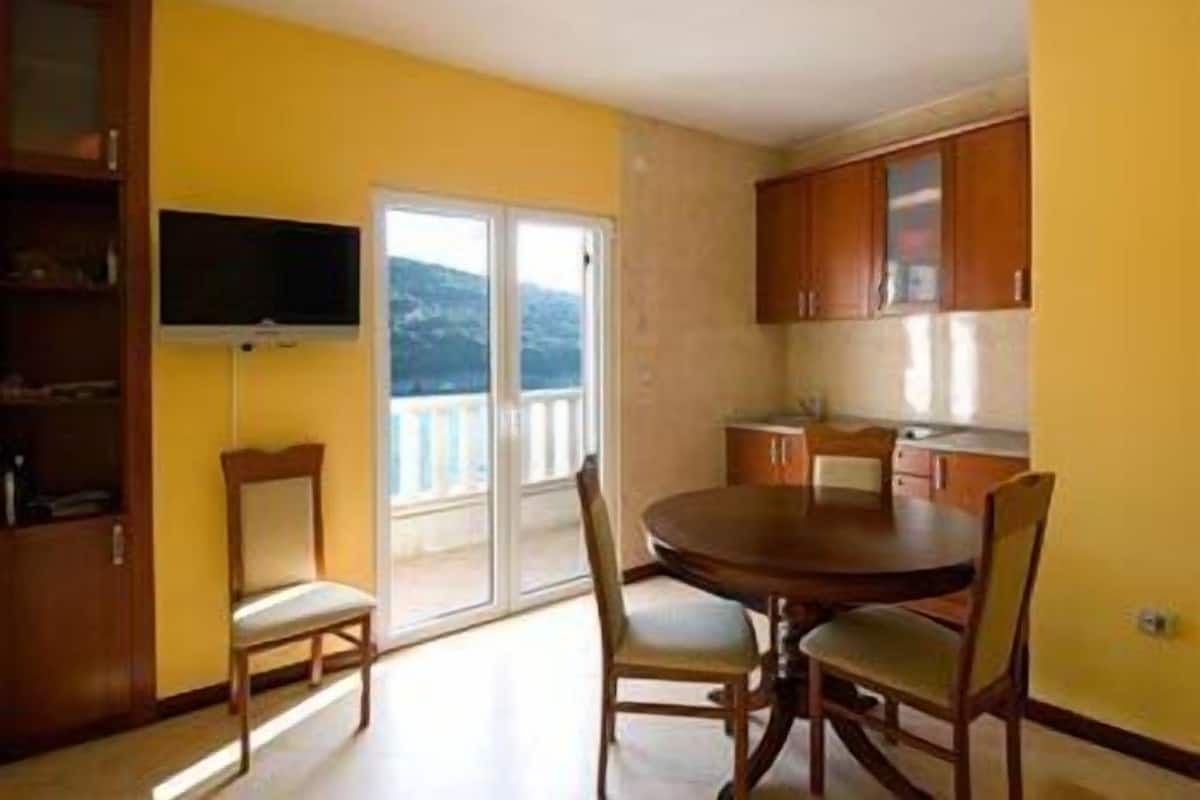 Apartment, 2 Bedrooms, Balcony, Sea View (Kitchen) | In-room dining