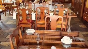 Melayani makan siang dan makan malam dengan pemandangan taman