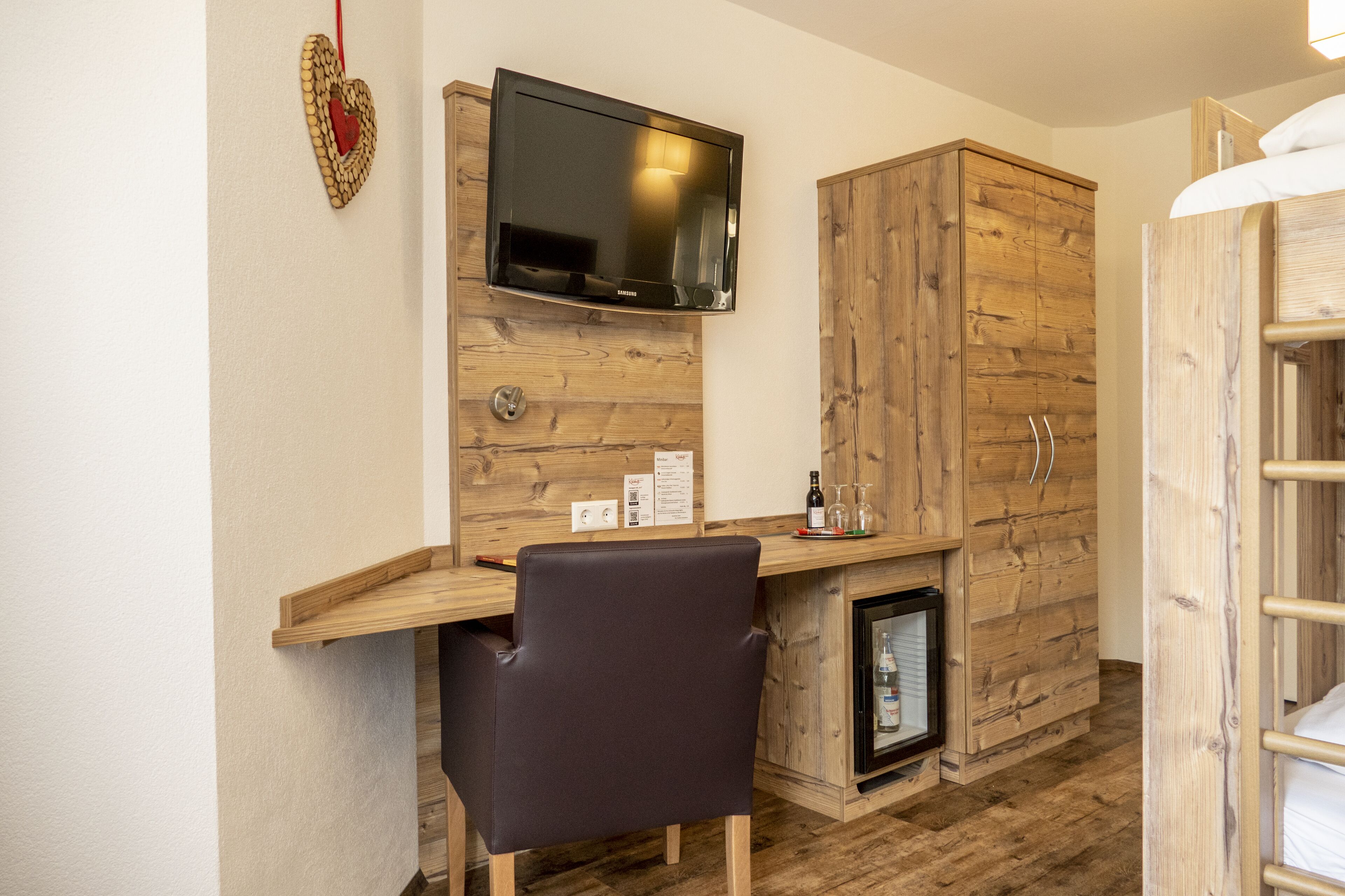 family suite, 1 bedroom, balcony, valley view | living area