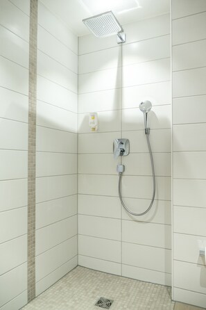 Junior Suite, 1 Bedroom, Balcony, Valley View | Bathroom shower - Höhenhotel & Restaurant Kalikutt (Oppenau)