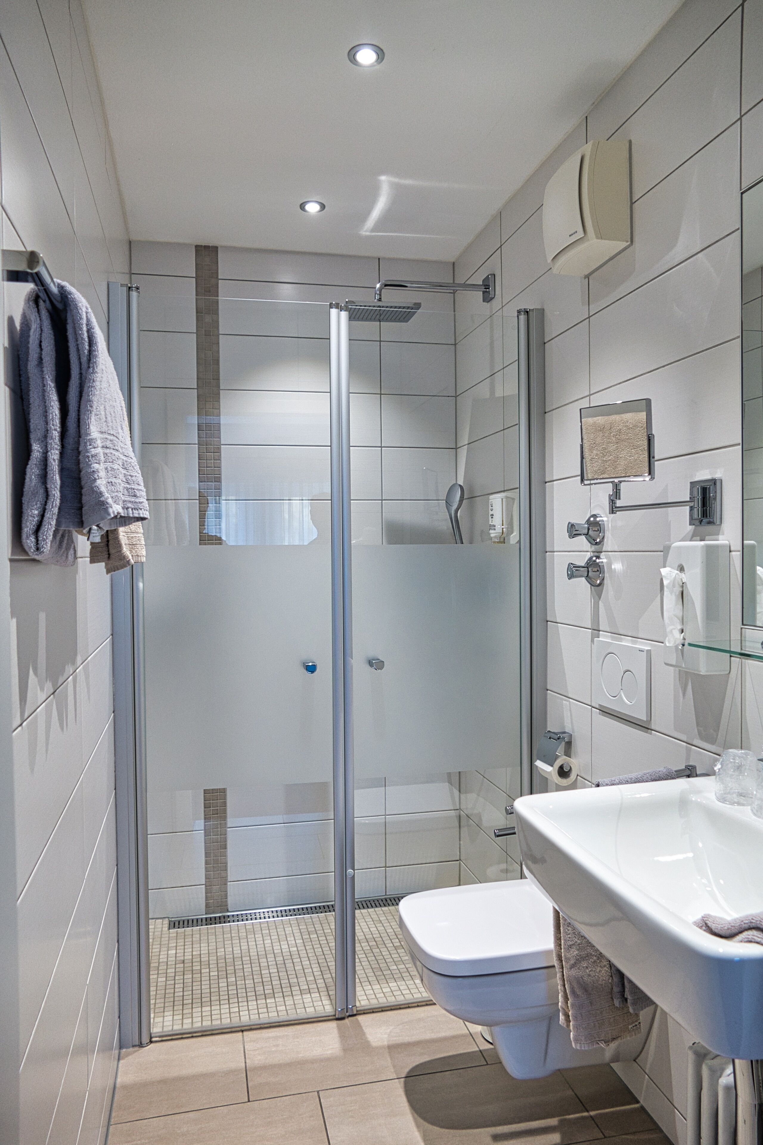 comfort double room, balcony, valley view | bathroom | hair dryer, towels