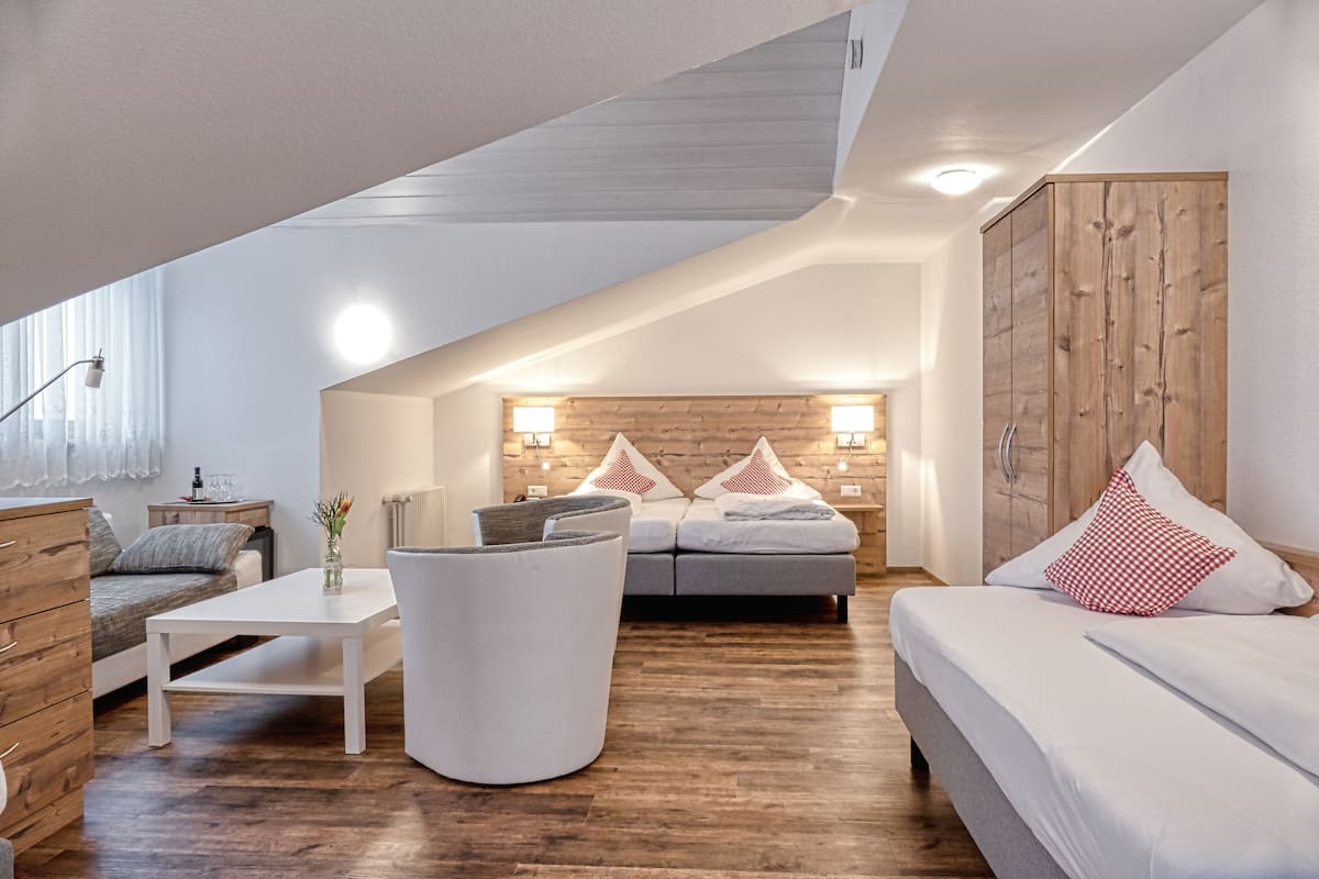 Klassieke vierpersoonskamer, 1 slaapkamer, balkon, uitzicht op bergen | Kamervoorziening