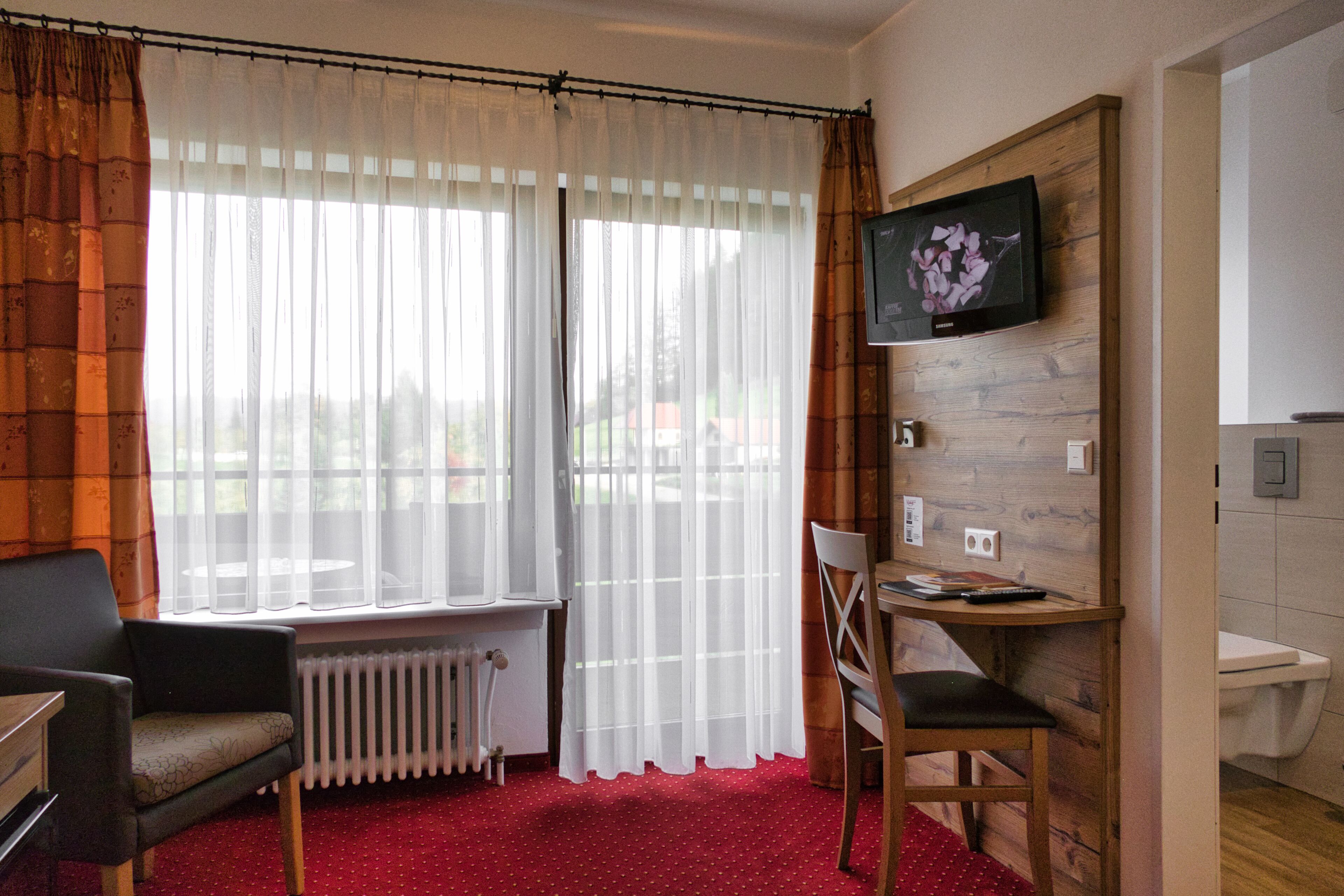 comfort single room, balcony | living area