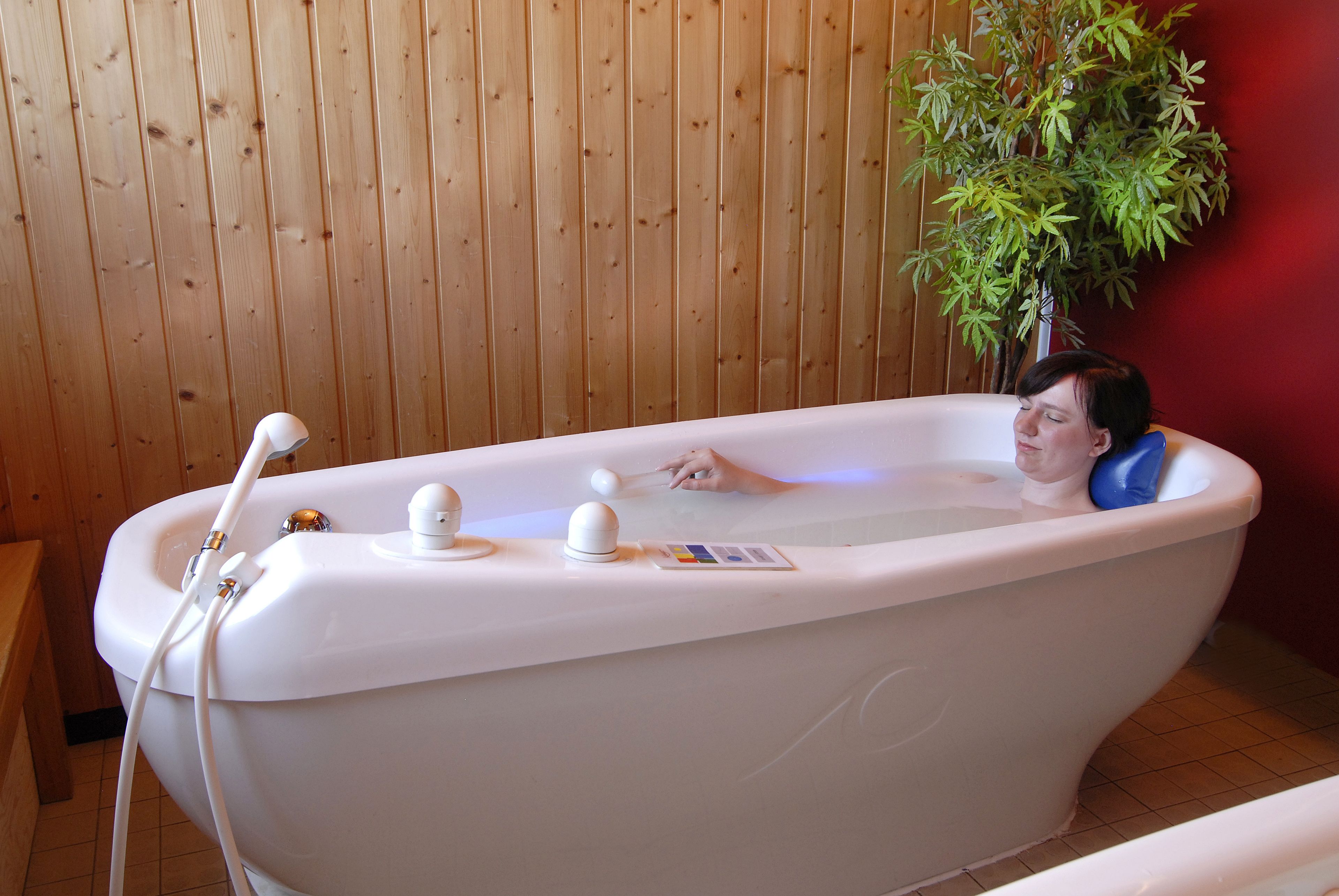 body treatments, hydrotherapy, aromatherapy, hot stone massages