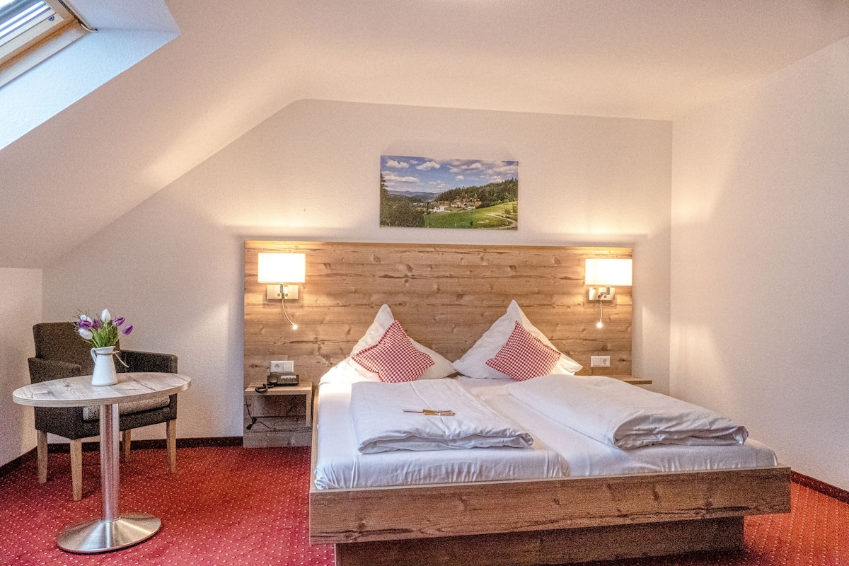 Economy tweepersoonskamer | Hypoallergeen beddengoed, een minibar, een kluis op de kamer, een bureau
