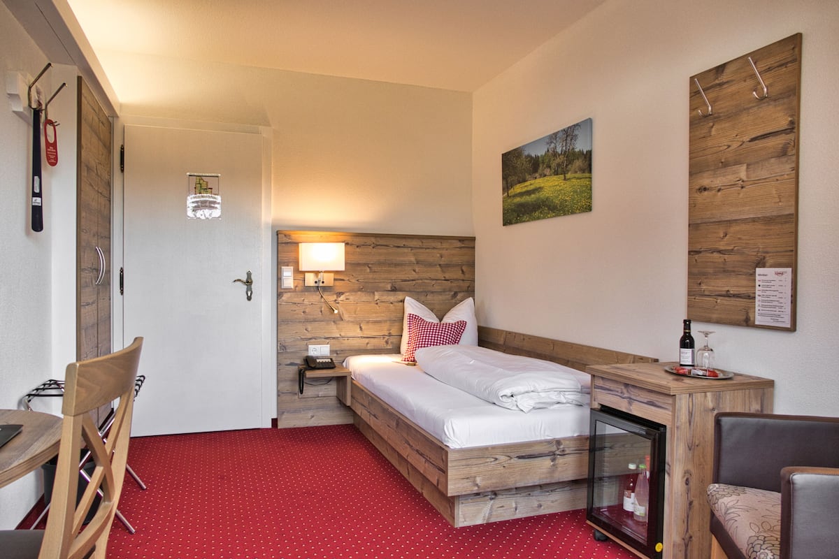 Hypoallergeen beddengoed, een minibar, een kluis op de kamer, een bureau