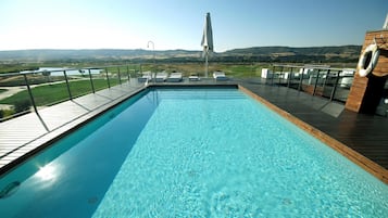 Piscine extérieure (ouverte en saison), parasols de plage