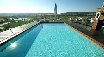 Una piscina al aire libre de temporada (de 12:00 a 20:00), sombrillas