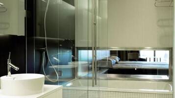 Superior driepersoonskamer | Badkamer | Een regendouche, gratis toiletartikelen, een haardroger, badjassen