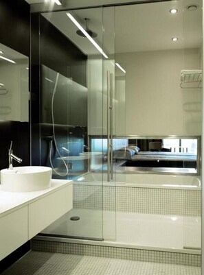 Superior Triple Room | Bathroom | Rainfall showerhead, free toiletries, hair dryer, bathrobes - Sercotel El Encin Golf (Alcala de Henares)