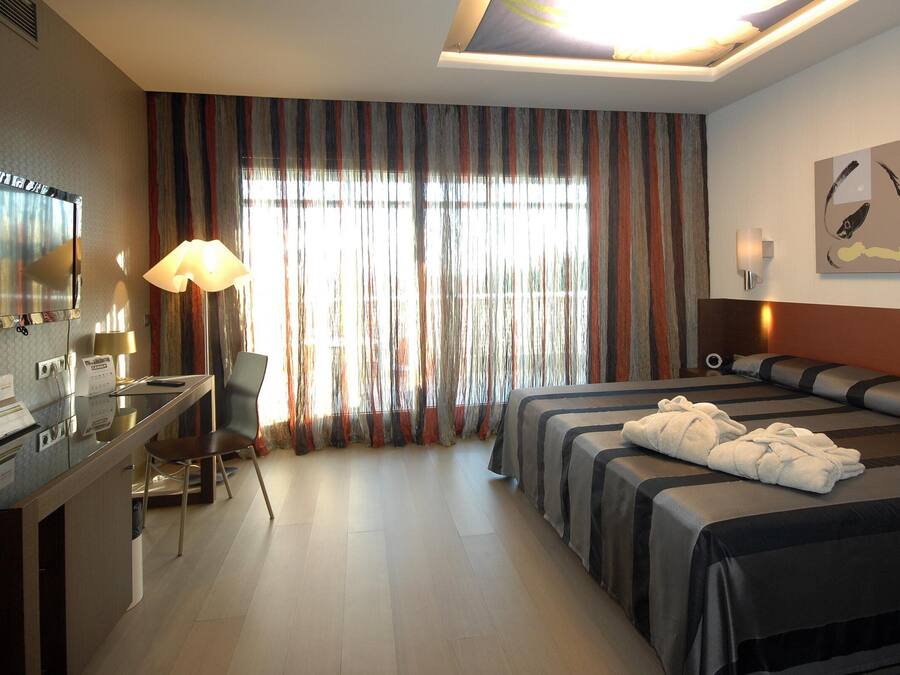 Hochwertige Bettwaren, Betten mit Memory-Foam-Matratzen, Minibar