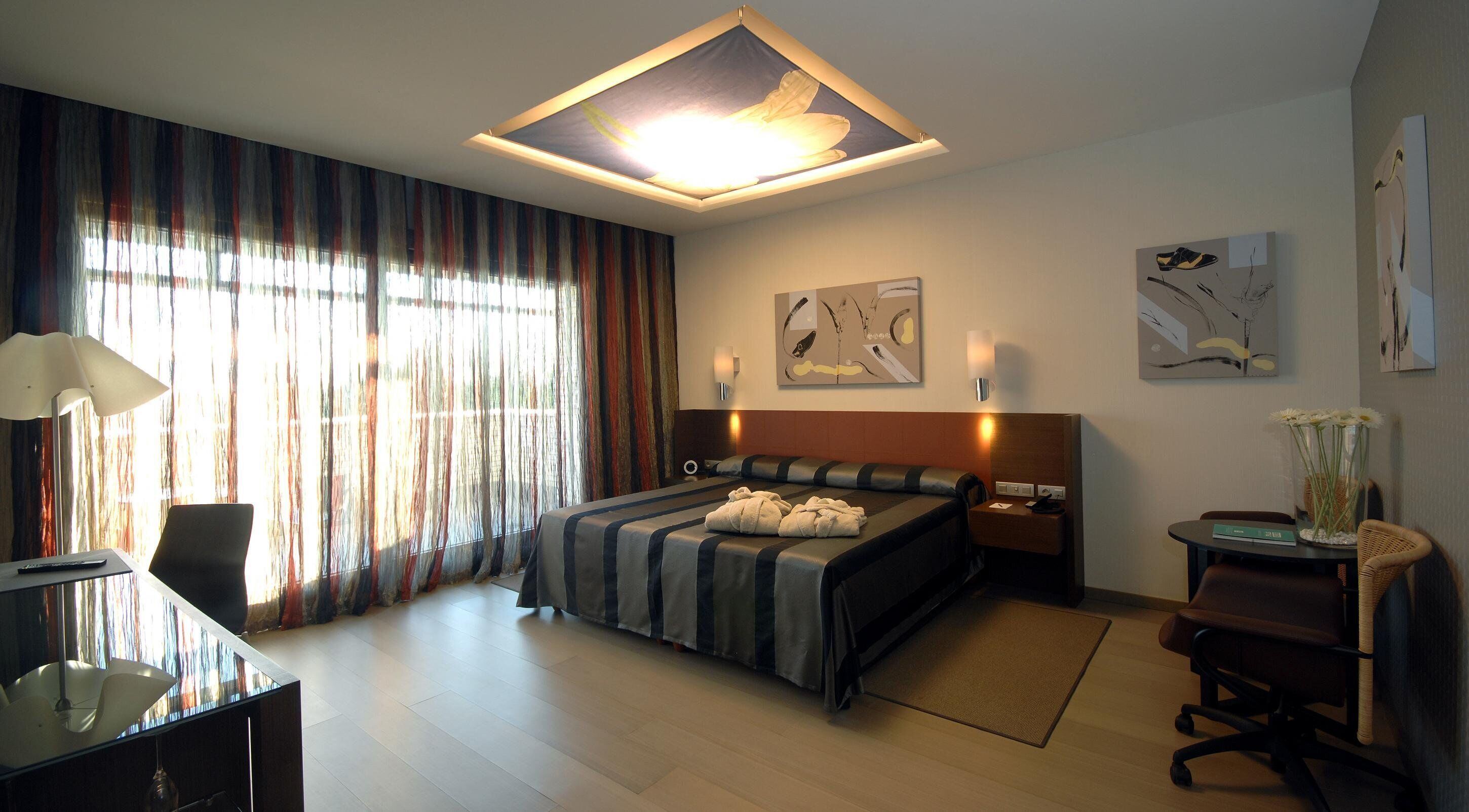 junior suite | 1 bedroom, premium bedding, memory-foam beds, minibar