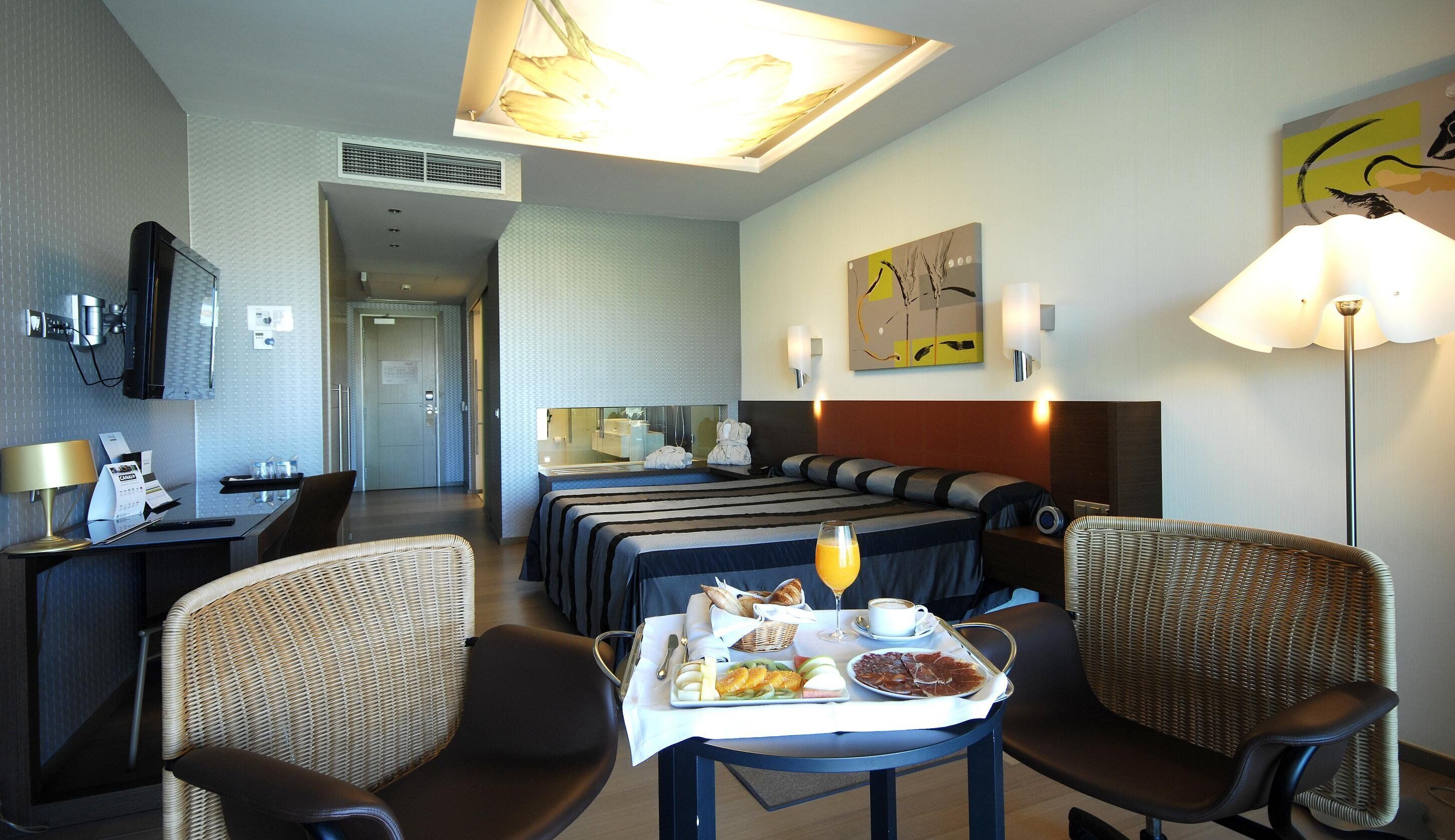 1 bedroom, premium bedding, memory-foam beds, minibar