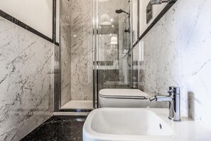 Basic Room | Bathroom | Shower, free toiletries, hair dryer, bidet
